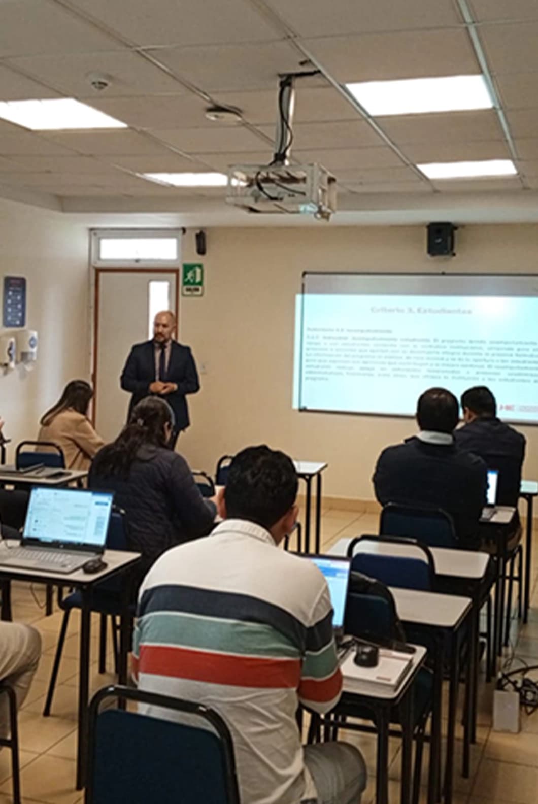 Estudiantes de la Universidad Hemisferios