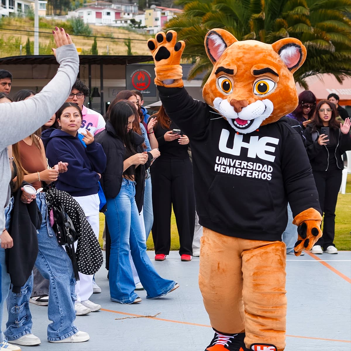 La Universidad Hemisferios presenta a HUMA, su nueva mascota institucional