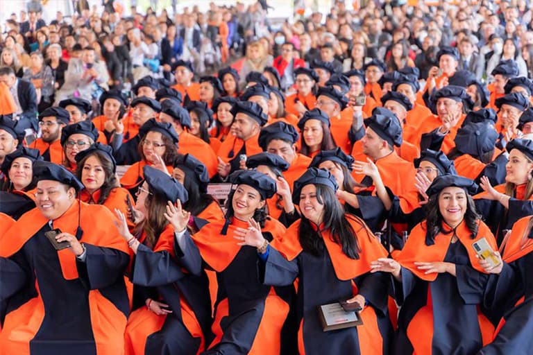 ¡Celebremos juntos la XV Ceremonia de Graduación UHE!