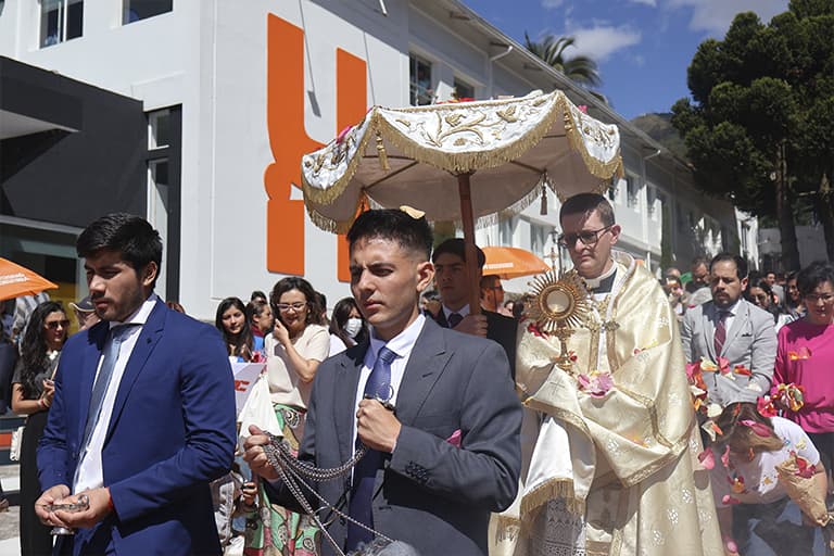 La Universidad Hemisferios fue el escenario de la Procesión del Corpus Christi