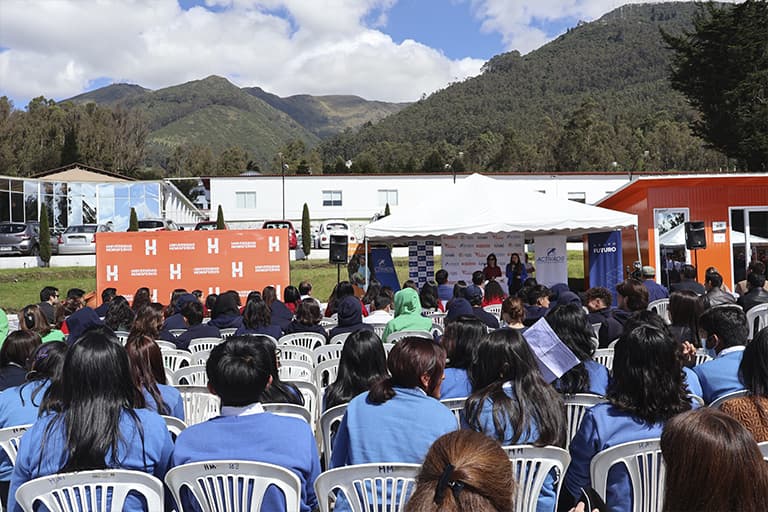 La Universidad Hemisferios promueve feria de emprendimiento para jóvenes