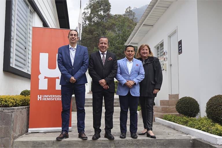 Firma de convenio entre Competencias Líderes y la UHE