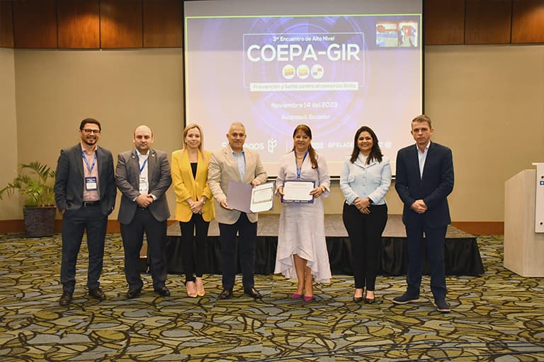María Fernanda Román recibe reconocimiento en el Tercer Encuentro de Alto Nivel COEPA