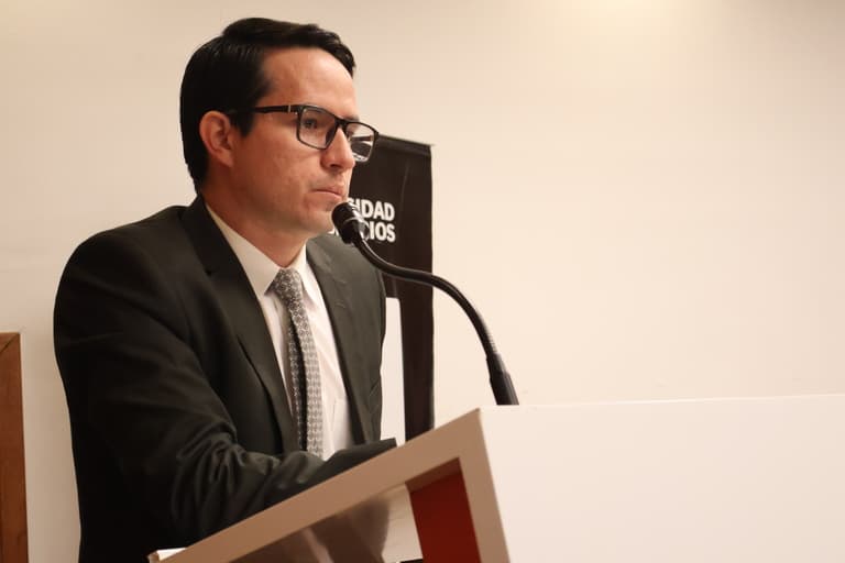 Docente y Alumni UHE publica artículo en Revista Cálamo