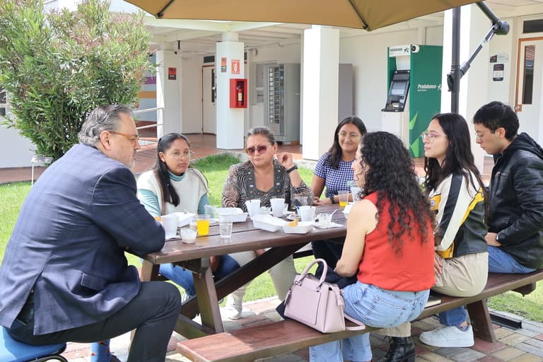 Café con el Decano UHE