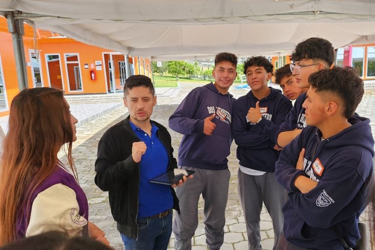 UHE Hunt Colegio Dos Hemisferios
