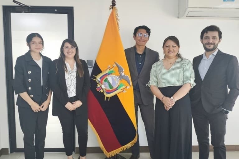 Estudiantes de la UHE entrevistan a la Ministra de Energía y Minas