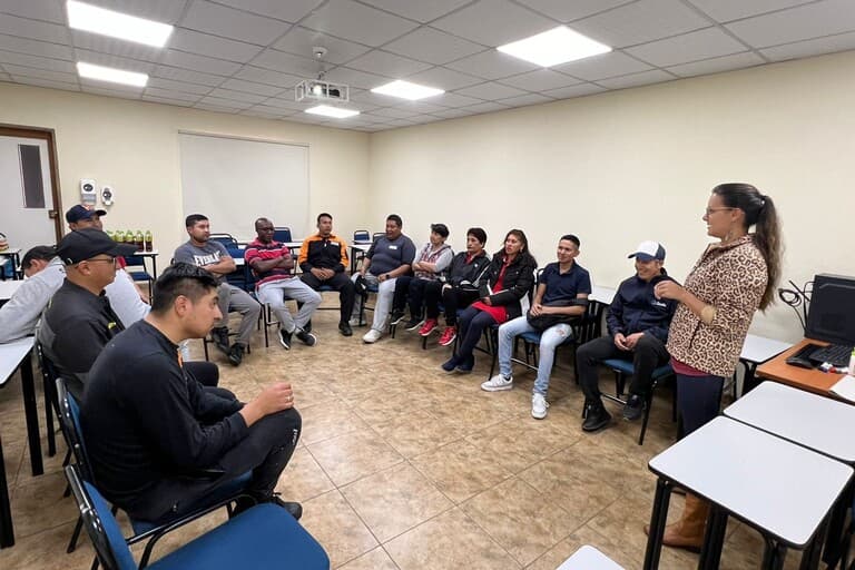 Aprendiendo Juntos en la UHE: Persona, Familia y Entorno