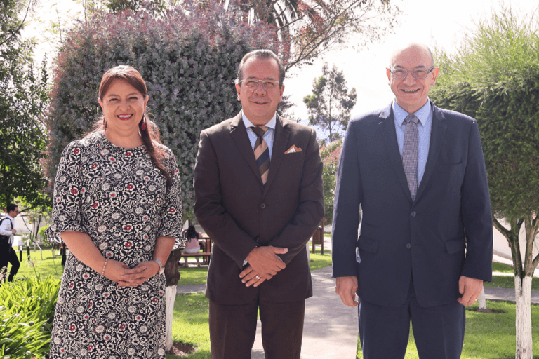 IRI Ecuador y la UHE firman alianza institucional