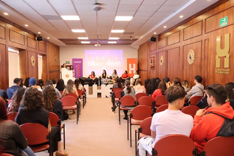 "Mujer Exitosa", un conversatorio inspirador en la UHE