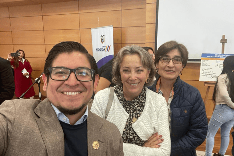 Diálogo Académico: Innovación y Desarrollo Educativo