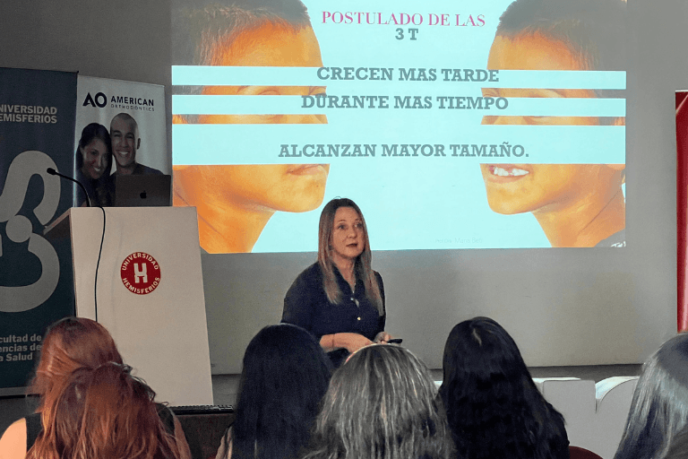 Conferencia de ortodoncia en la UHE