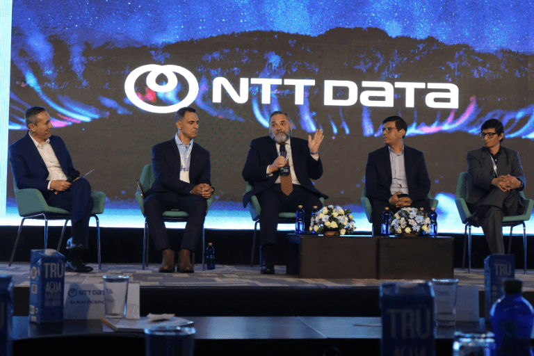 Universidad Hemisferios presente en el Digital Summit Quito 2024 NTT DATA