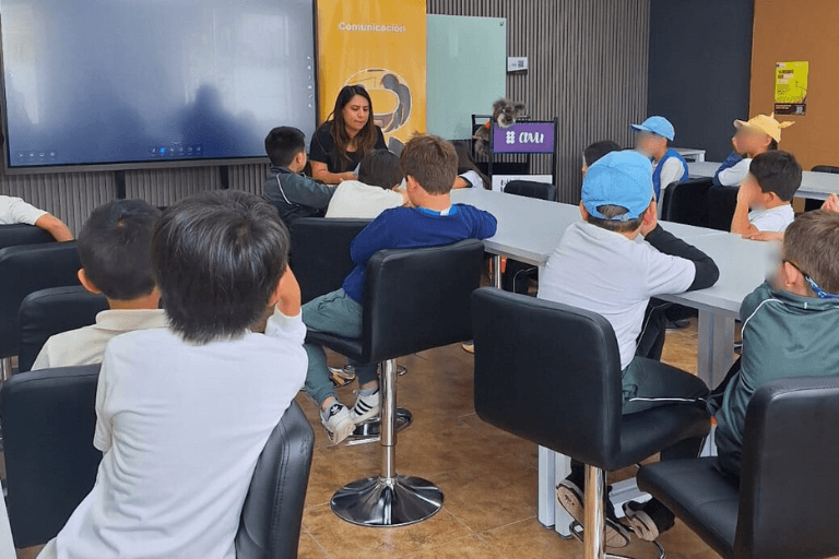 Estudiantes del Colegio Séneca se sumergen en una aventura de aprendizaje en la UHE