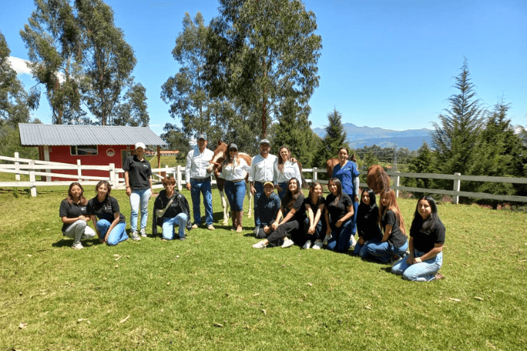Estudiantes de Psicopedagogía de la UHE viven experiencia enriquecedora en el Centro ecuestre Viva Caballo