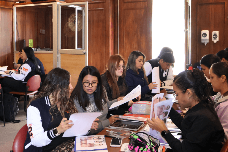 El Doctor Mariano Sans imparte una clase magistral en la UHE