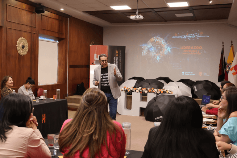 UHE fortalece red de mujeres líderes en un Coffee-Class