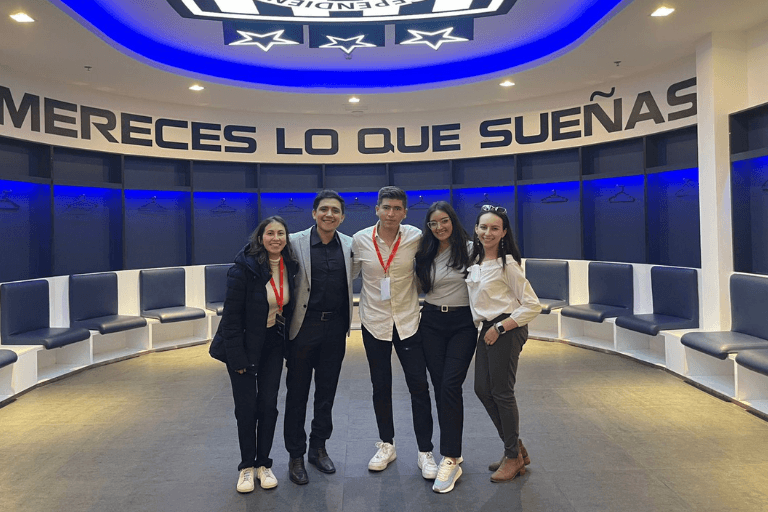 Destacados estudiantes demuestran excelencia académica en reconocido concurso empresarial