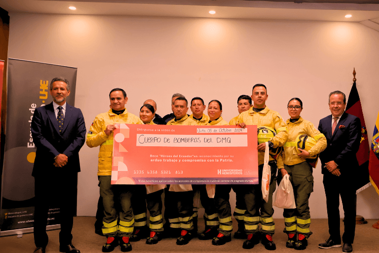 UHE rinde emotivo homenaje a los Bomberos de Quito por su valentía y entrega
