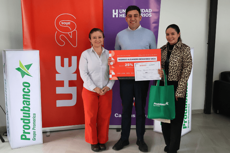 La UHE celebra la excelencia académica con la entrega de Becas Produbanco