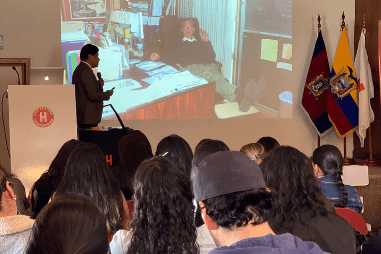 Enriqueciendo nuestra comunidad odontológica: El Dr. Marco Estrada vistita la UHE