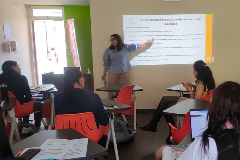 UHE capacita a coordinadores en procedimientos de prácticas preprofesionales y vinculación