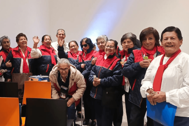 Coro de adultos mayores de Uyumbicho cautiva en concierto navideño, gracias a proyecto de vinculación de la UHE
