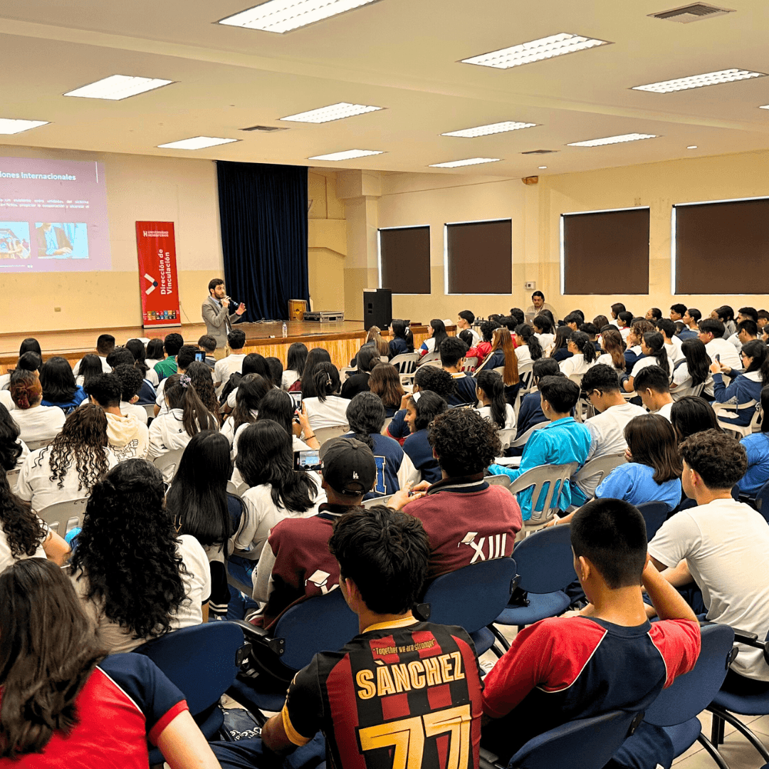 UHemisferios inspira a futuros líderes en Manta