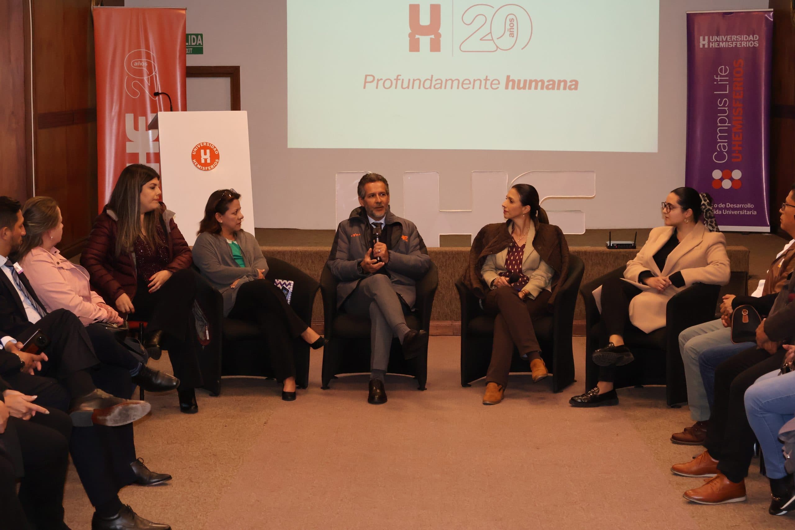 UHE da la bienvenida a padres de nuevos estudiantes en el ciclo 2025-1