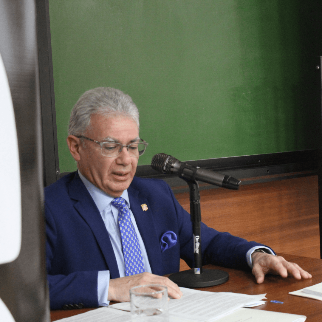 Viceministro Carlos Játiva lidera taller sobre política exterior en la UHE