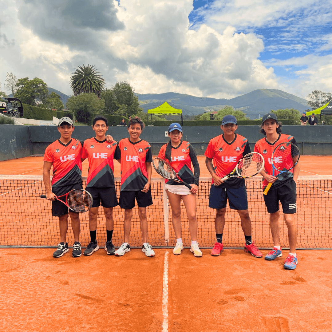 Equipo de tenis de la UHE destaca en el Torneo Interuniversitario 2025