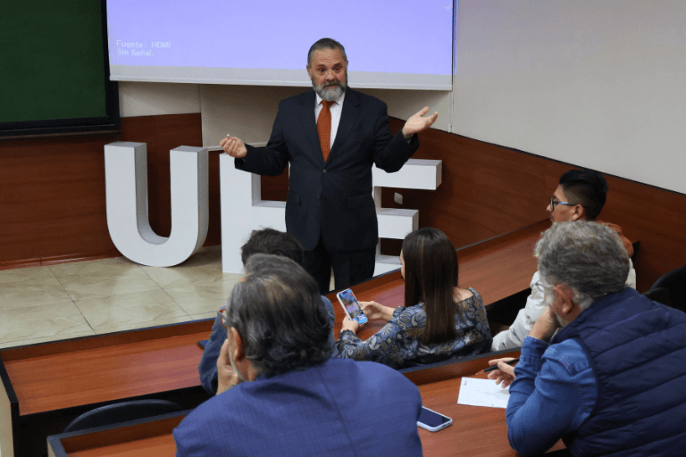 Estudiantes UHE fortalecen sus competencias emprendedoras con charla sobre estrategias de inversión