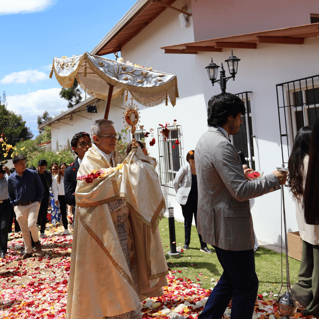 La Universidad Hemisferios celebra el Corpus Christi con una jornada de fe y unidad