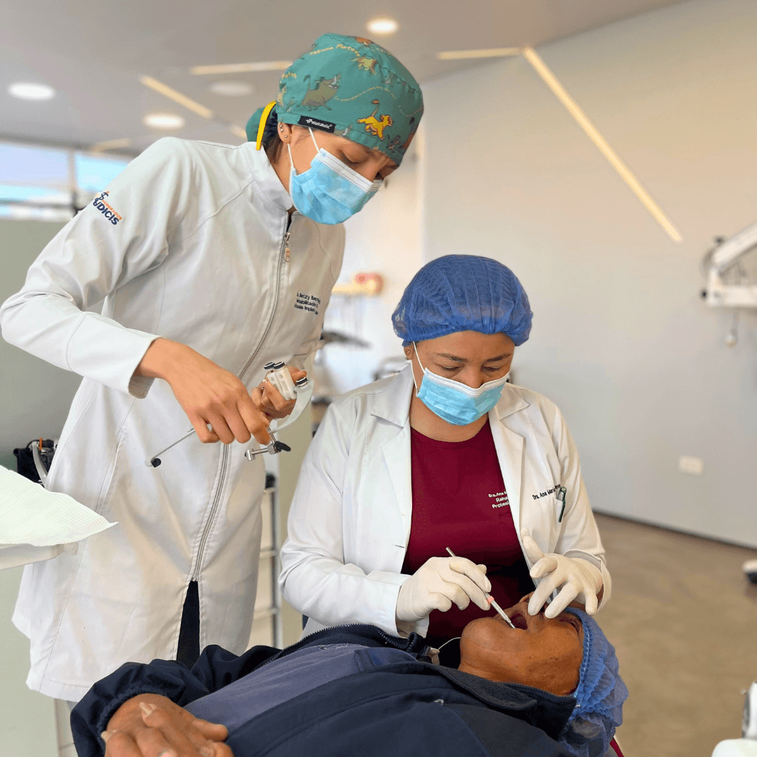 La Universidad Hemisferios fortalece su compromiso social con atención odontológica gratuita a adultos mayores