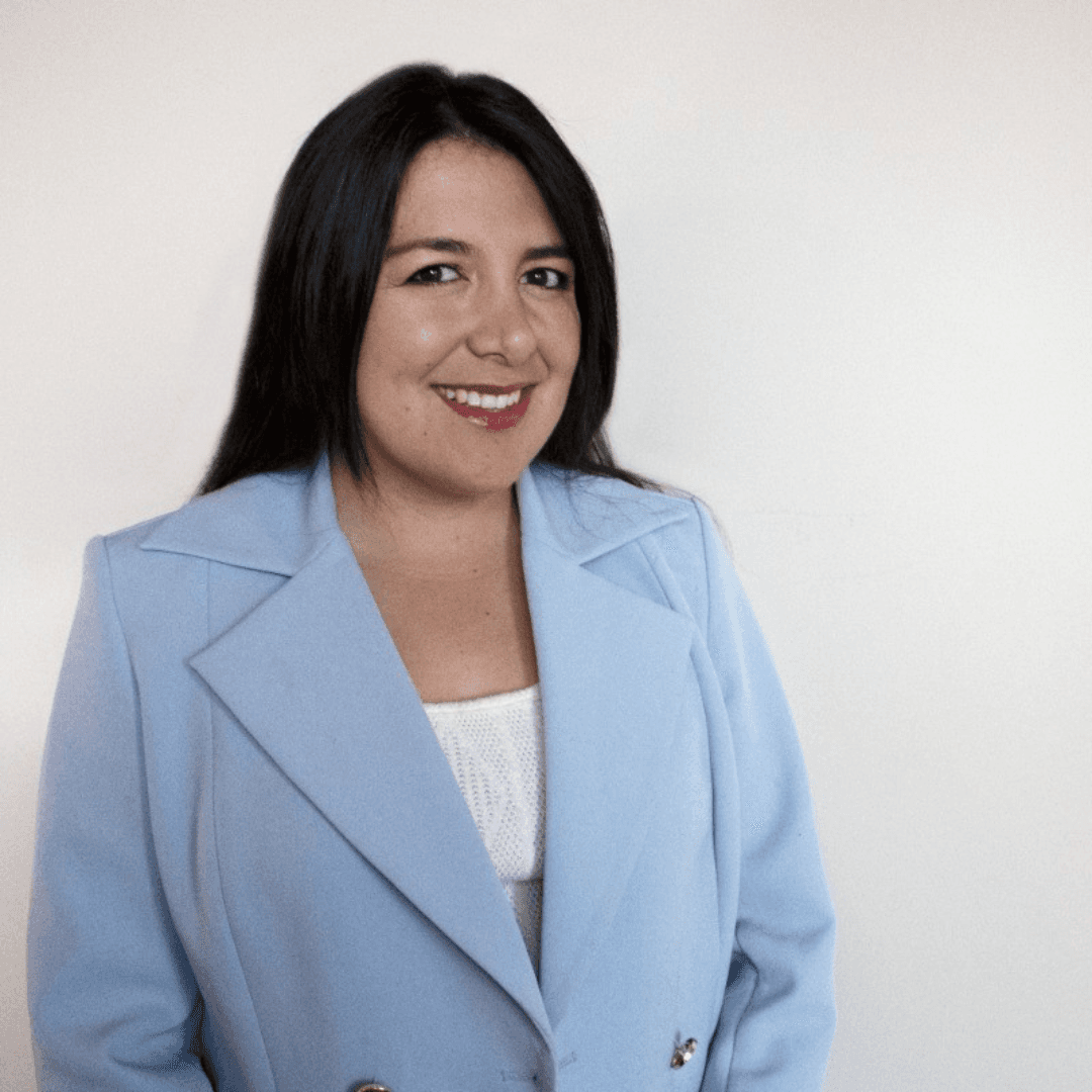Angie Ruales: Alumni UHE que transforma la comunicación con resiliencia y propósito