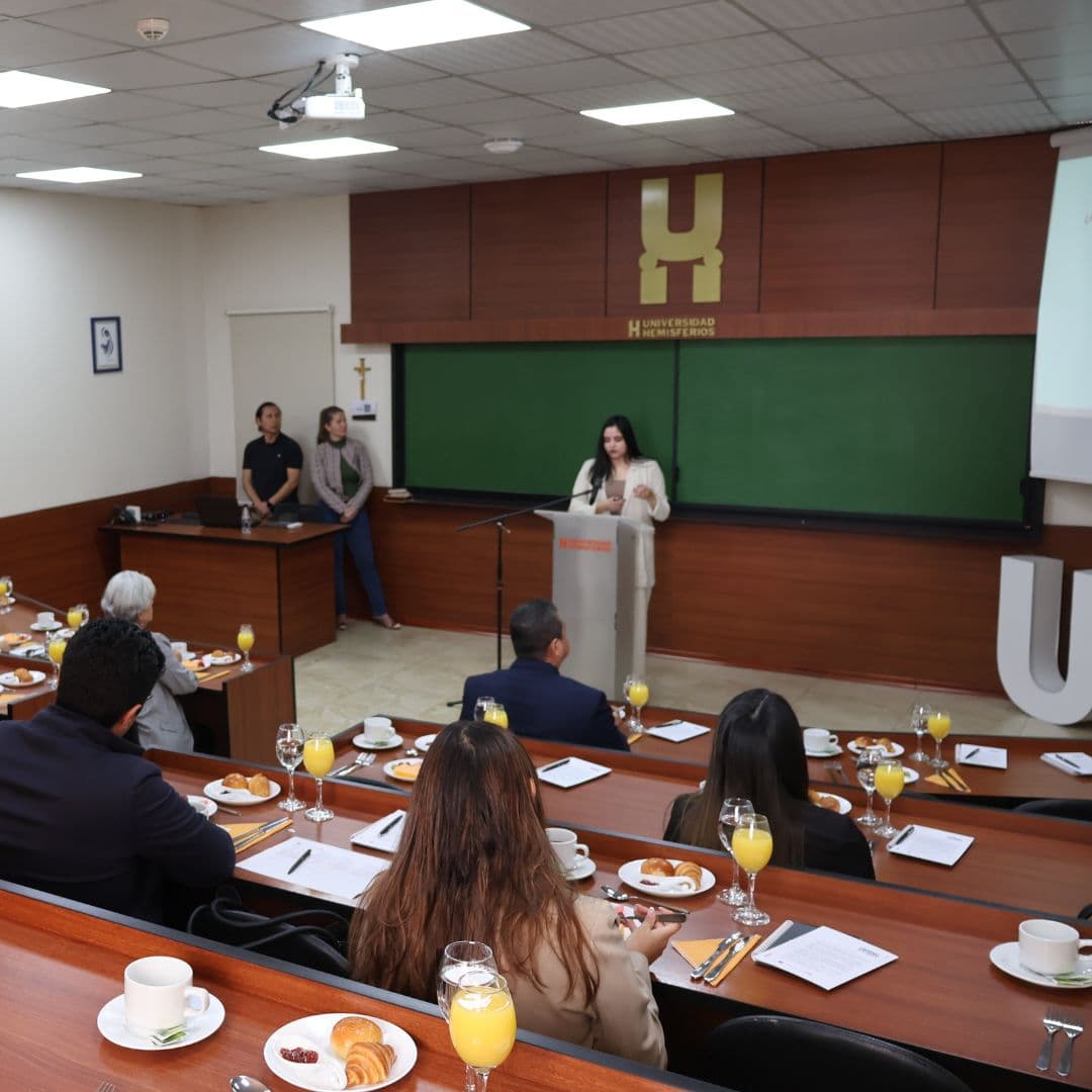 Universidad Hemisferios impulsa la conexión laboral con el lanzamiento de "Hiring Room"