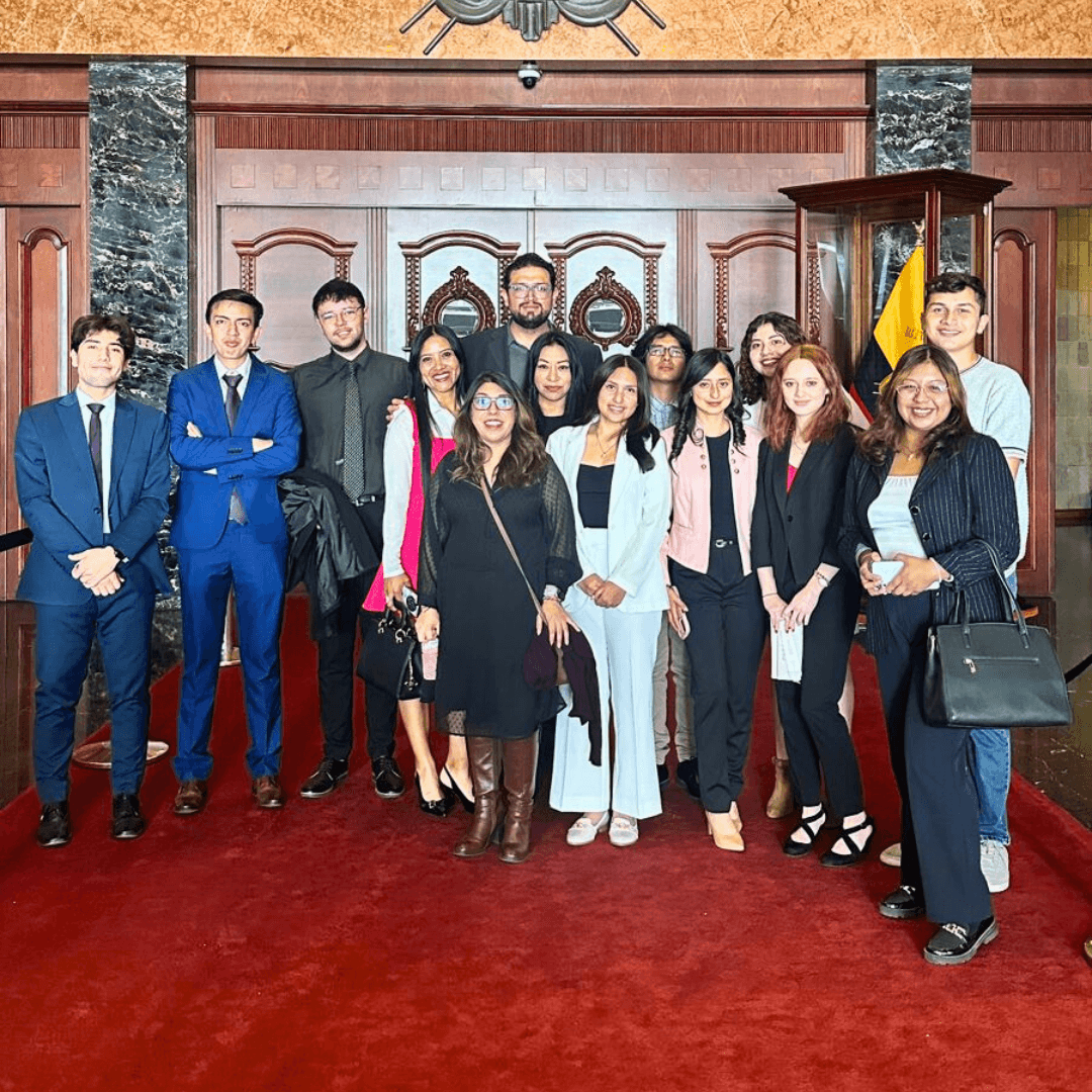Estudiantes de la UHE realizan visita académica a la Asamblea Nacional del Ecuador