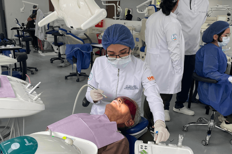 Salud oral para adultos mayores de Cosanga