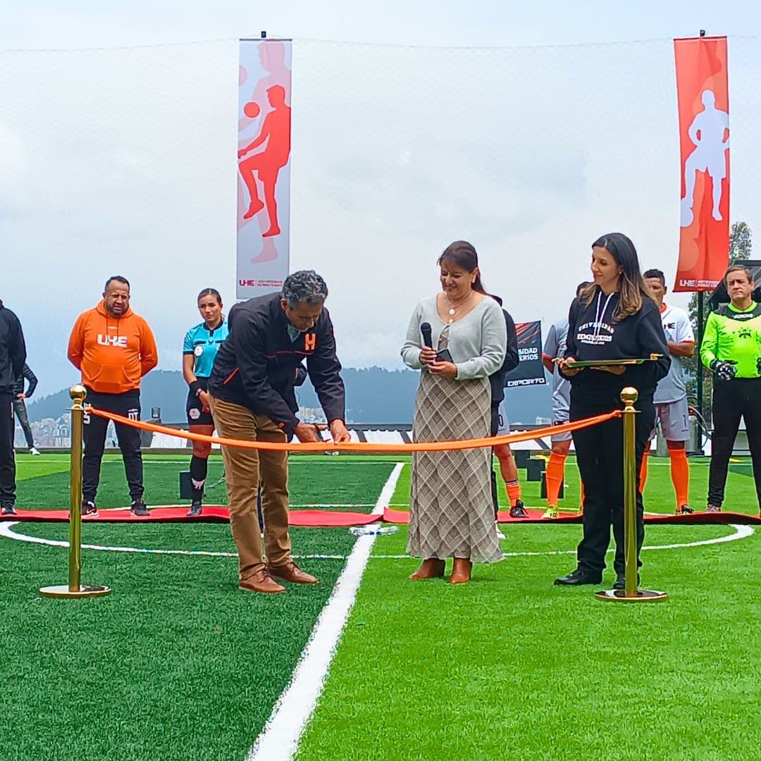 UHE inauguró la nueva cancha de fútbol 7 en su campus ecológico