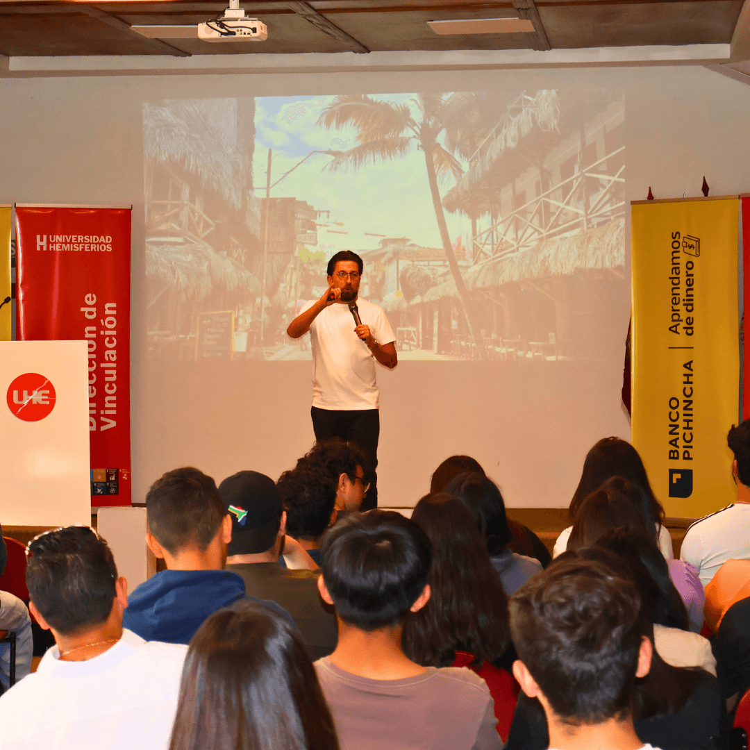 Estudiantes UHE participan en una charla de educación financiera con Banco Pichincha
