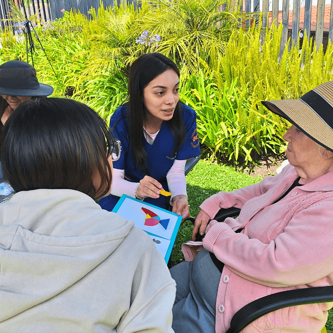 UHE comparte una jornada especial con adultos mayores por el Día del Abuelo