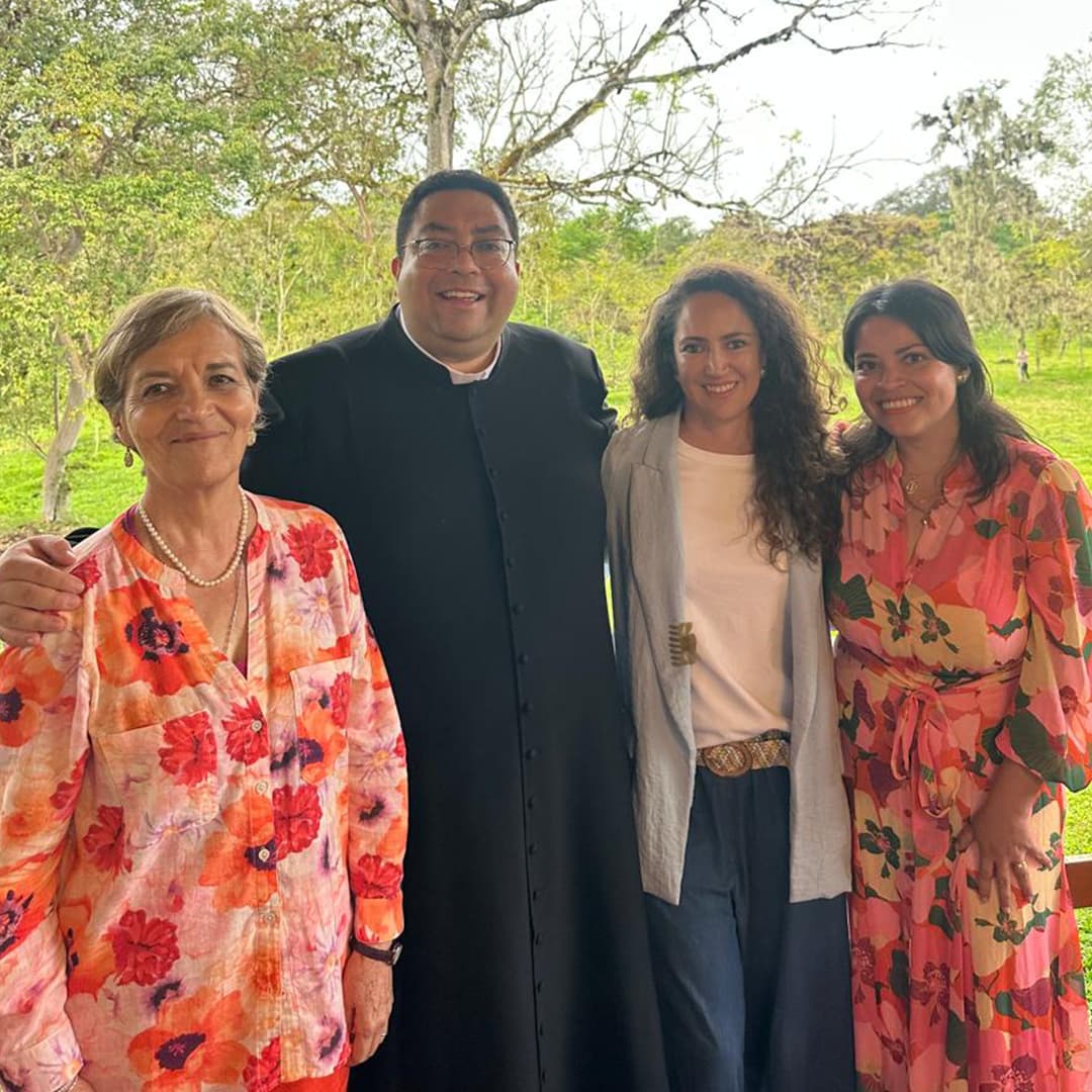 UHE celebra la ordenación sacerdotal del Padre Roberto Estévez, profesor fundador que acompañó la puesta en marcha de la Universidad