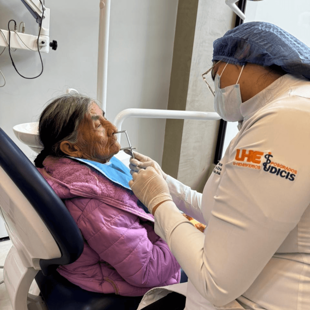 Prótesis dentales a adultos mayores de Cosanga para fortalecer su calidad de vida