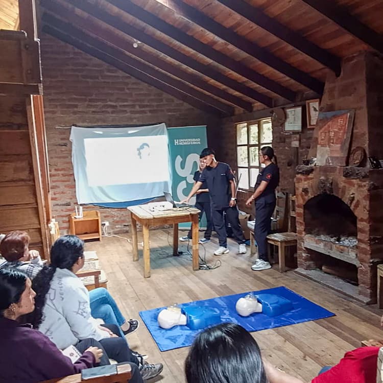 Estudiantes de Enfermería de la UHemisferios capacitan en prevención de salud en Yunguilla