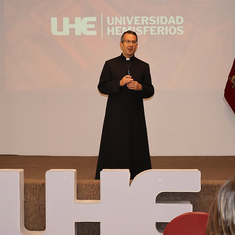 El canciller de la Universidad Hemisferios, padre Jorge Mario Jaramillo, lidera encuentro de formación institucional