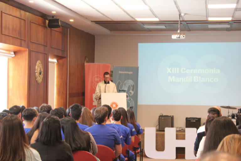 mandil blanco uhe 6 - Universidad Hemisferios