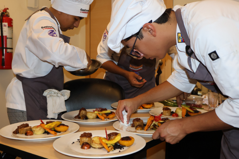 banquete libertador gastronomia UHE 8 - Universidad Hemisferios