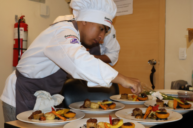 banquete libertador gastronomia UHE 9 - Universidad Hemisferios