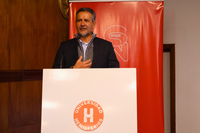 Plenaria informativa Daniel López Universidad Hemisferios La Universidad Hemisferios Inicia Su camino a La Acreditación 2026 Con Jornadas Informativas Dirigidas a Toda Su Comunidad