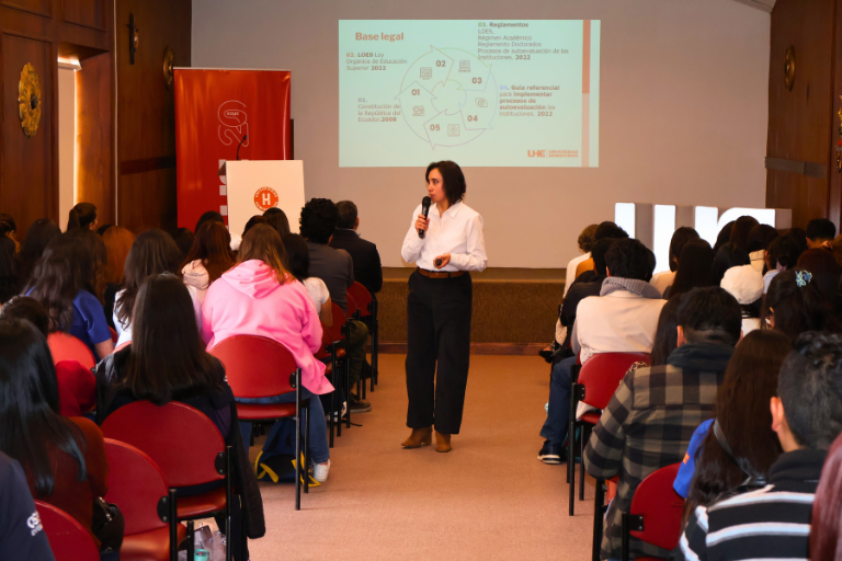 Plenaria informativa Verónica Freire Universidad Hemisferios La Universidad Hemisferios Inicia Su camino a La Acreditación 2026 Con Jornadas Informativas Dirigidas a Toda Su Comunidad